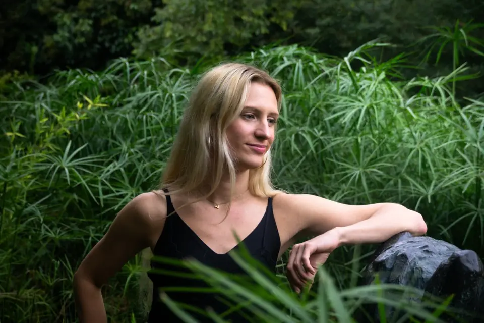 Full-length editorial photo of Luna during the Gulbenkian photoshoot session.